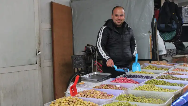 Pazarın En Renkli Tezgahı: 30 Farklı Sebze ve Meyve Neden 7 Ay Su İçinde Bekliyor?