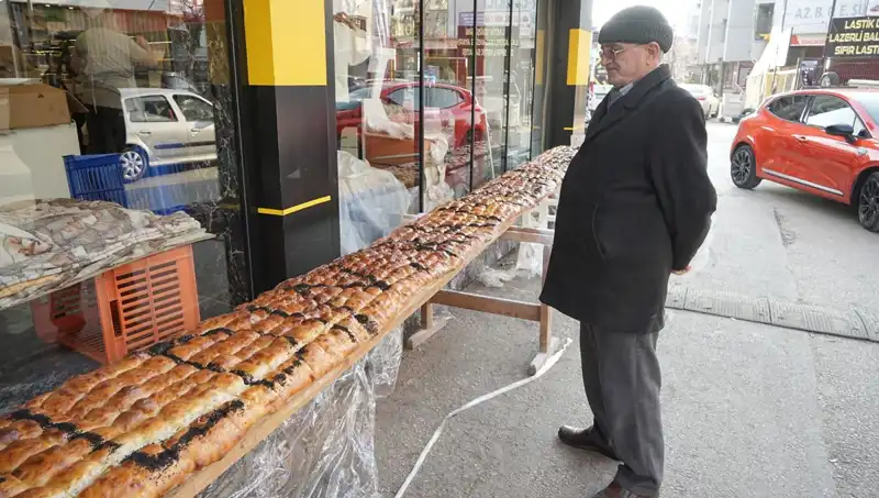 7 Metrelik Efsanevi Pide: 8 Kişinin İki Saatlik Eserine Tanık Olun!