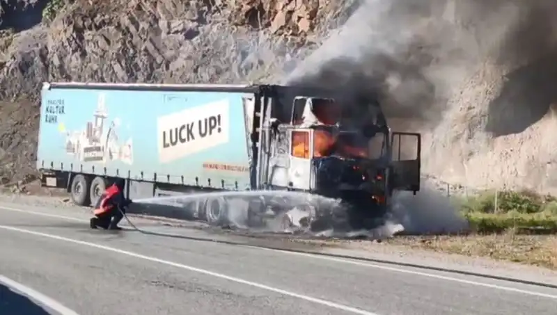 Seyir Halindeki TIR'da Korkutan Yangın: Olay Yerinden Detaylar