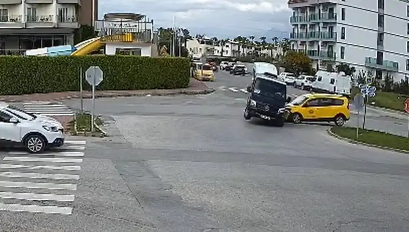 Kavşakta Feci Kaza: Minibüs ile Ticari Taksi Çarpıştı, 3 Yaralı!