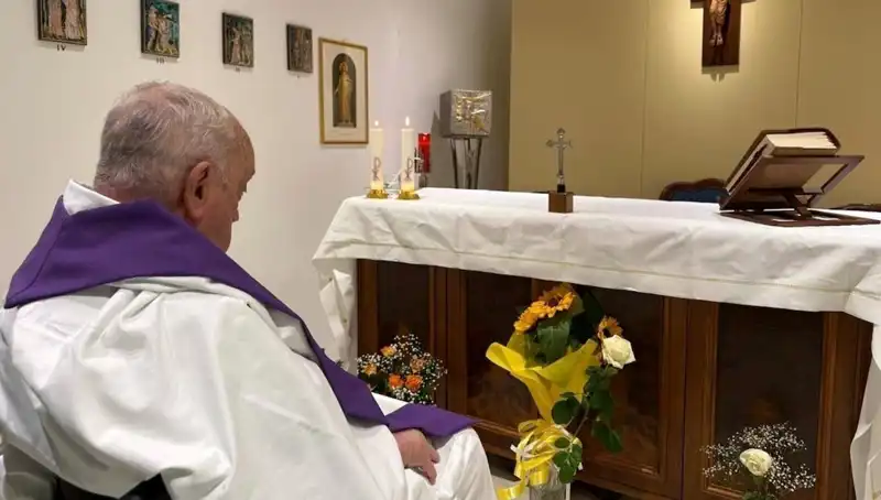 Vatikan'da Şaşırtan Gelişme: Papa Kendi Başına Nefes Alabiliyor!