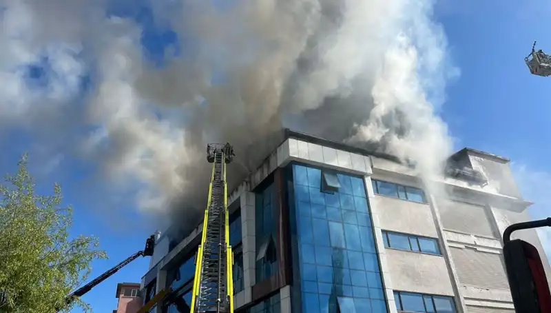 Esenyurt'ta Tekstil Atölyesinde Çıkan Yangın Panik Yarattı