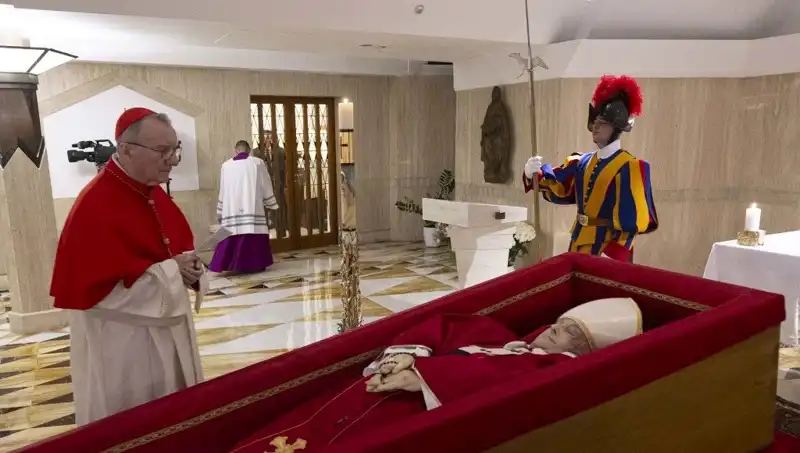Papa'nın Tabutundaki Fotoğraflar: Duygusal Anlar Sosyal Medya’da Paylaşıldı
