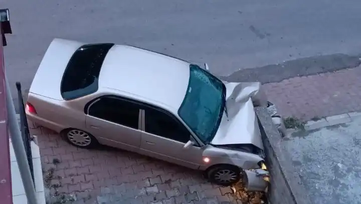 Kontrolü Kaybeden Araç Duvara Çarptı: Kazanın Ardındaki Nedenler