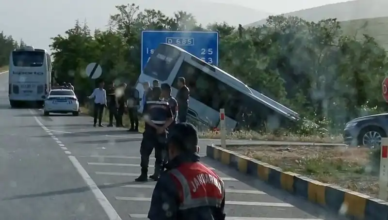 Isparta'da Tur ve Yolcu Otobüsü Çarpıştı: Korkutan Kaza Sonrası Yaralılar