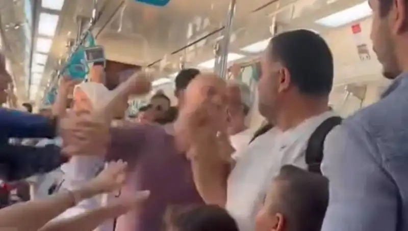 Marmaray'da Yumruklu Kavga: Penaltı İhtilafı Yolcuları Bayıltan Anlar Yaşattı
