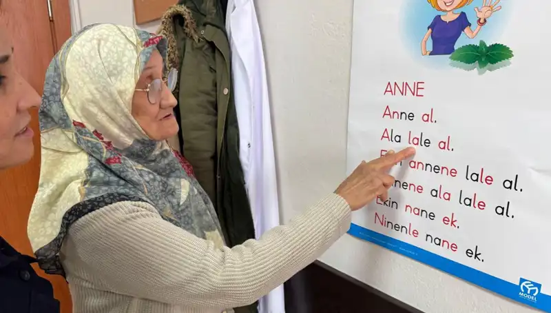 Ailesi Okutmadı, Ayşe Teyze 65 Yaşında Okuma Yazma Öğreniyor!