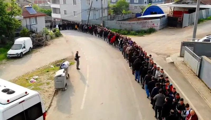 Bursa'nın O Mahallesinde Geleneksel Bayramlaştı: 1 Kilometrelik Kuyruk Oluştu