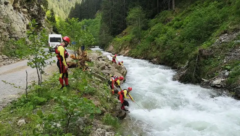 Trabzon'da Dereye Düşen Çocuğun Arama Çalışmaları Devam Ediyor: Babası İle İlgili Son Gelişmeler