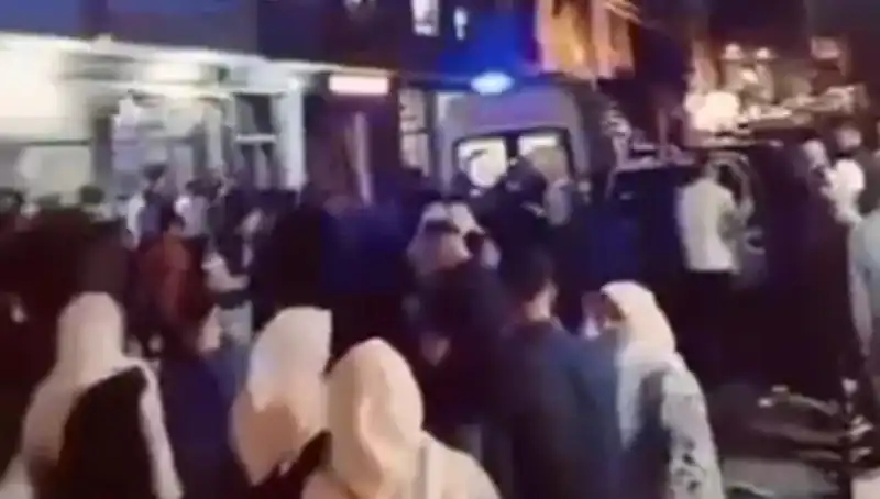 14 Yaşındaki Kader, Balkondan Düşerek Hayatını Tehlikeye Attı!