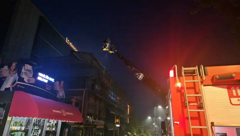 Beşiktaş'ta 3 Katlı Restoranda Korkutan Yangın: Can Kaybı Yok!