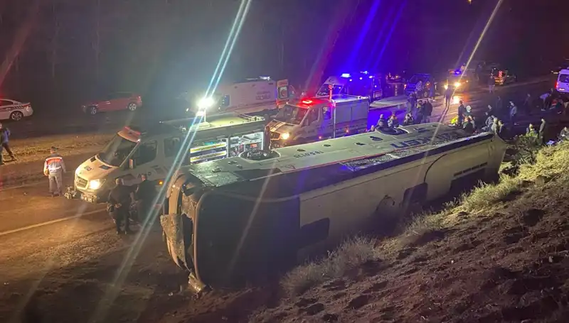 İşçi Servisi Şarampole Devrildi: 23 Yaralı, Kurtarma Çalışmaları Sürüyor