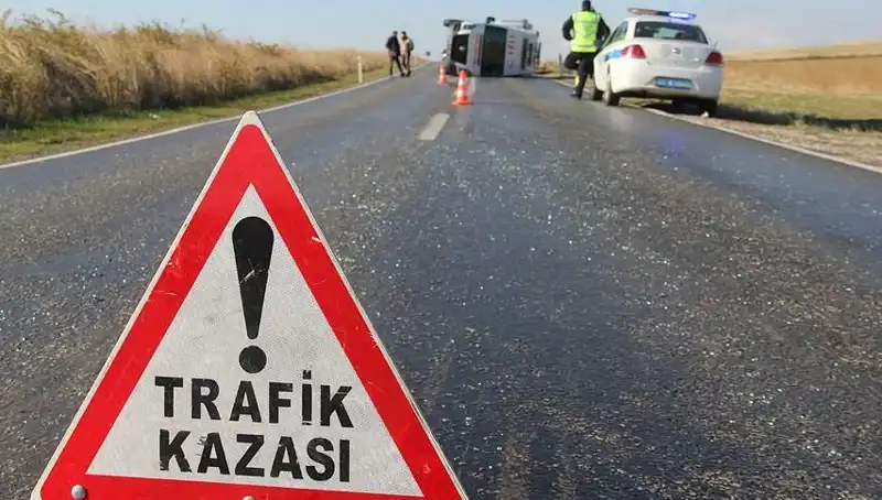 Otomobil Servis Minibüsüne Çarpınca 8 Kişi Yaralandı: Olaya Müdahale Anları
