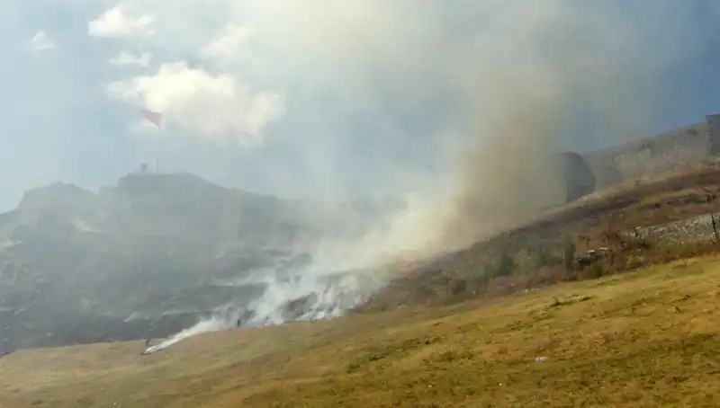 Kars Kalesi Eteklerinde Dev Anız Yangını: Yangının Sebepleri ve Sonuçları