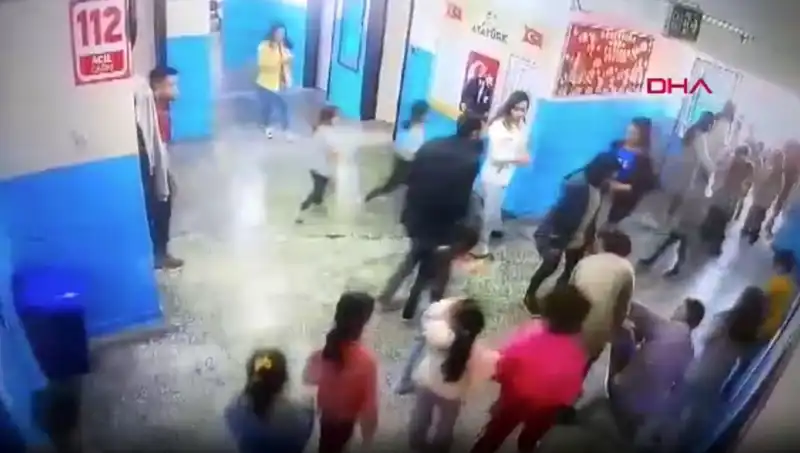 Okulda Bayılan Öğrenciye Müdür Yardımcısı Anında Müdahale Etti