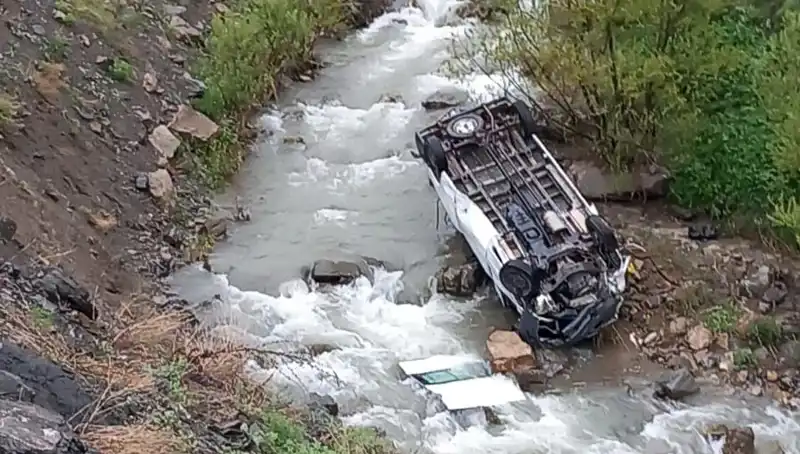 Hakkari'de Devrilen Minibüs Derede Can Pazarı Yarattı: İki Can Kaybı!