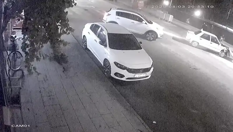 Yaya Geçidinde Dram: Yayayı Kurtarmaya Çalışırken Çarpan Araçlar