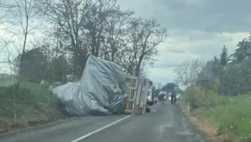 Tekirdağ'da Saman Yüklü TIR Devrildi: Tek Yaralı ve İnanılmaz Savaş