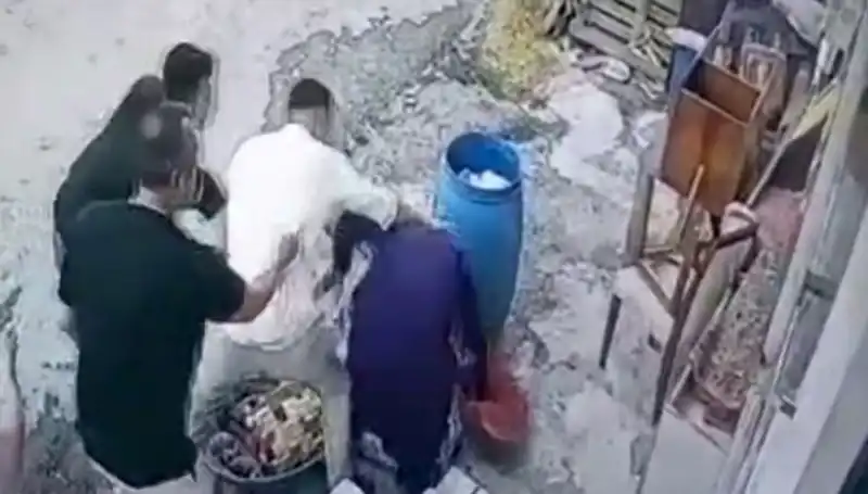 Başakşehir'de Dehşet Anları: Baba-Oğul Kadını Darbetti!