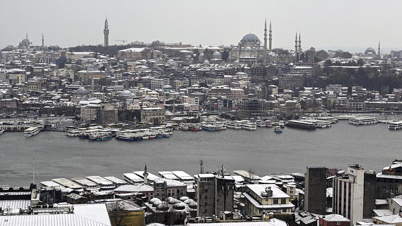 İstanbul'da Kış Geldi: Beklenen Kar Yağışı Başladı