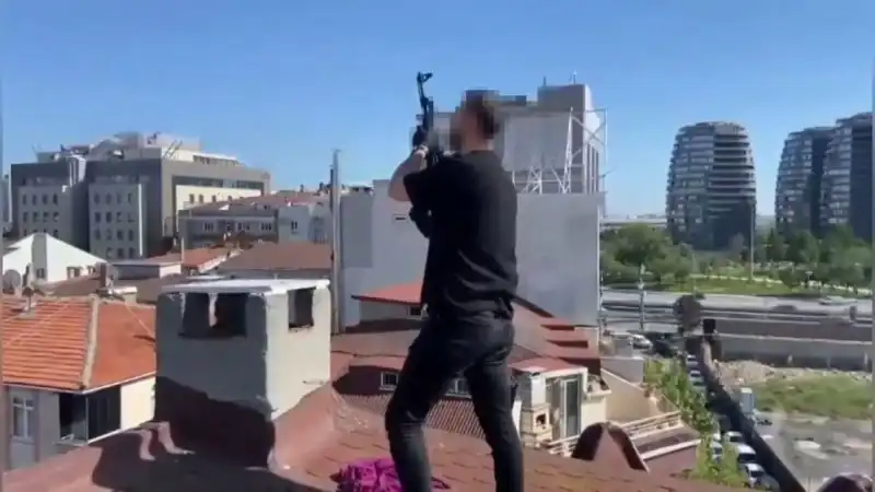 İstanbul'da Operasyon: Çatıya Kaçan Şüphelilerden Bacadan AK-47 Tabanca Çıktı