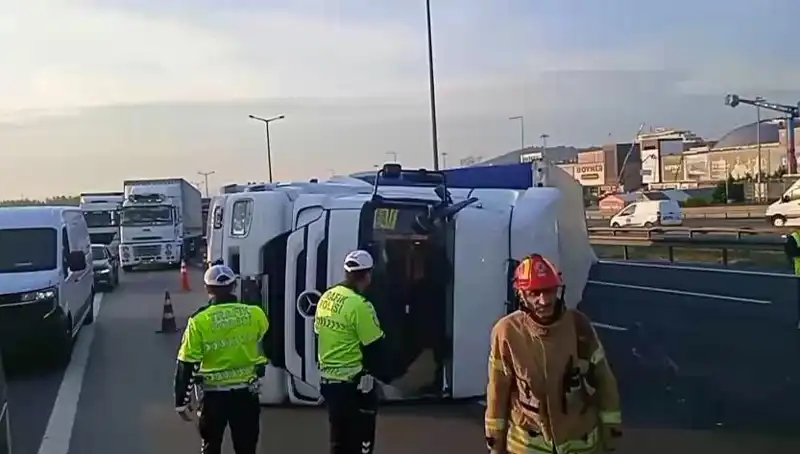 Pendik TEM Otoyolu'nda Devrilen TIR, İstanbul Trafiğini Kilitledi!
