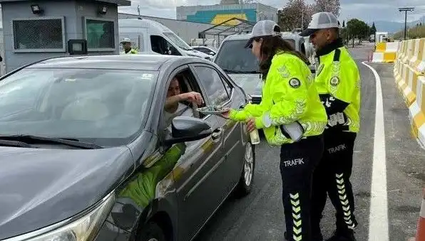 Bayramda Sürücülere Ceza Yerine Tatlı İkramı: Trafik Polisi Fark Yarattı