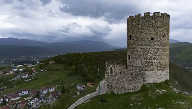 Bosna-Hersek'in Tarihinde Bir Hazine: Sokolac Kalesi'nin Zamana Direnişi