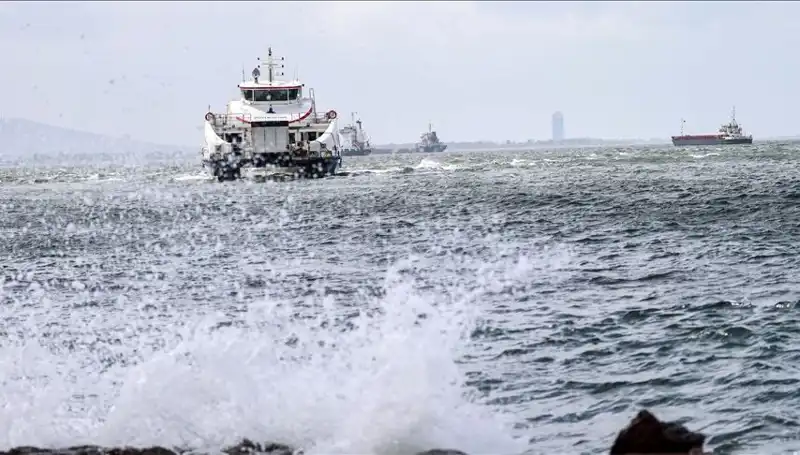 İzmir'de Fırtına Nedeniyle Vapur Seferleri Askıya Alındı!