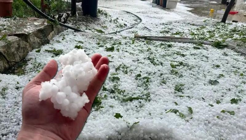 Haziran Ayında Dolu Sürprizi: Beyaz Bir Doğa Manzarası