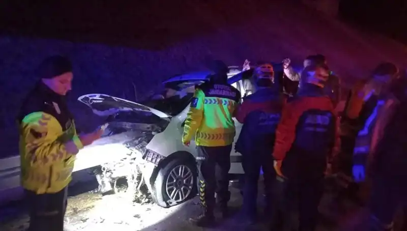 Bariyer Otomobile Saplandı: 4 Yaralı, Kazanın Görüntüleri Şok Etti!