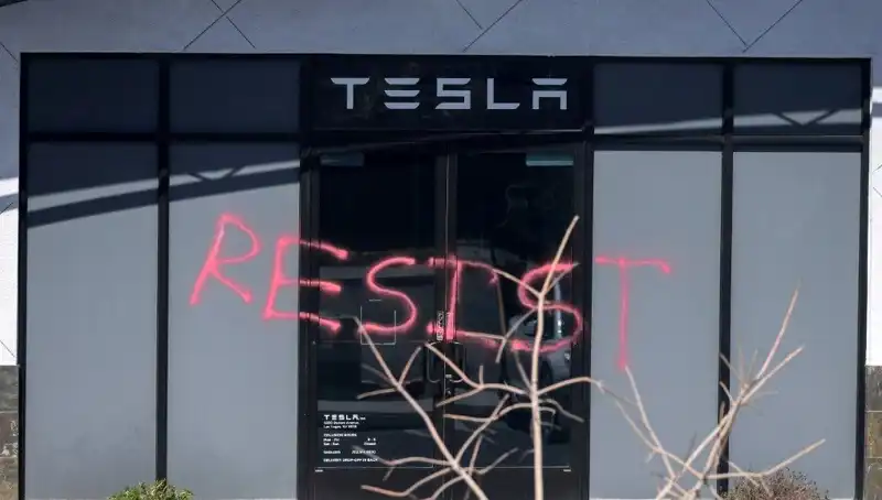 Tesla Saldırılarına Karşı Özel Görev Gücü Kuruldu: FBI Aksiyon Alıyor
