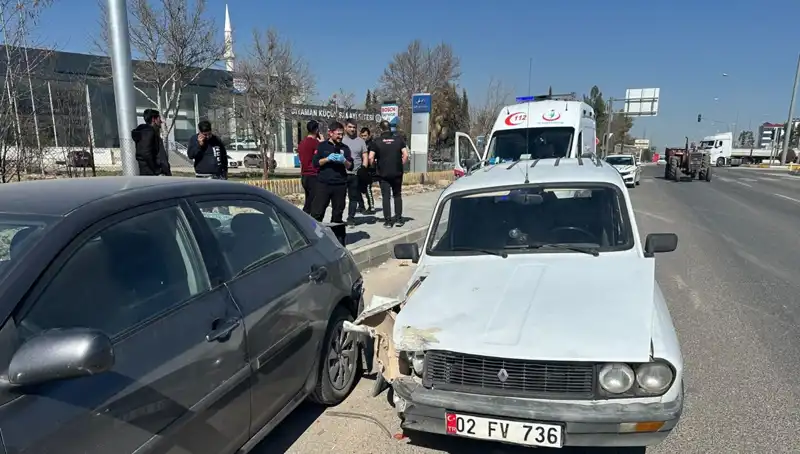 Park Halindeki Araca Çarpan Otomobilde Tüyler Ürperten Kaza: 1 Yaralı