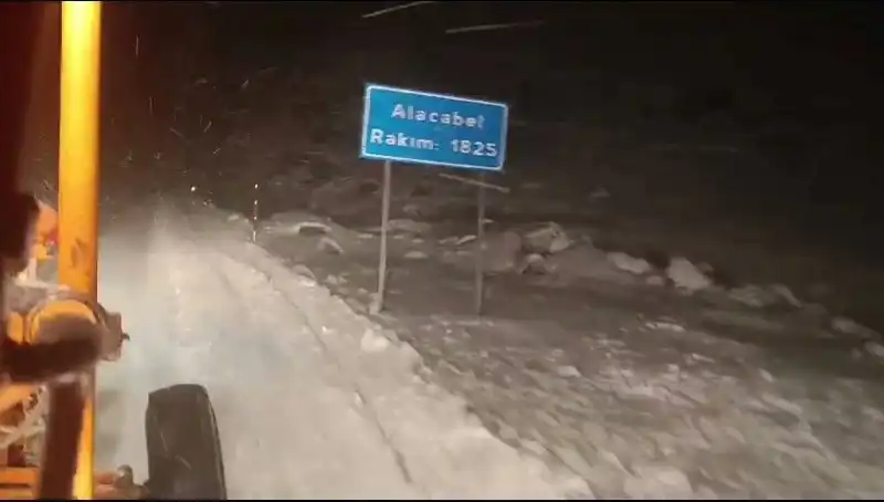 Antalya'da Kar Sürprizi: Yazın Güneşinde Kış Keyfi