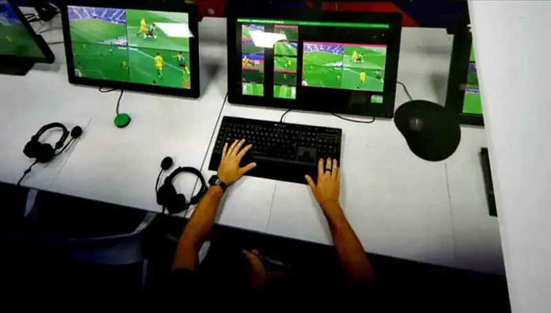 İtalya Futbol Ligi'nde VAR Pozisyonları Artık Ekranlarda Gösterilecek!