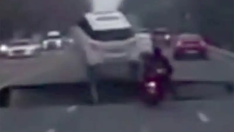 Güney Kore Otoyolunda Dev Çukur Motosikleti Yuttu: Olayın Ayrıntıları