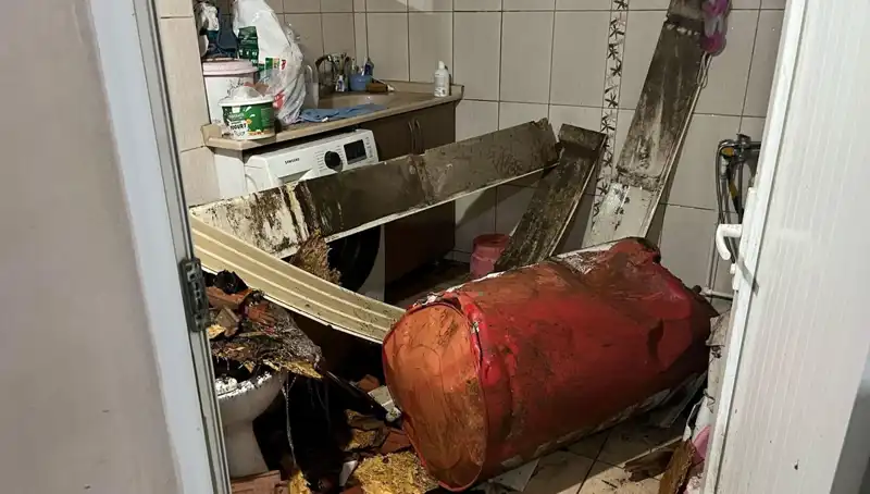 Ege Bölgesi'nde Fırtına Etkisini Gösterdi: Ağaçlar Deviyor, Caddeler Beyaza Bürünüyor