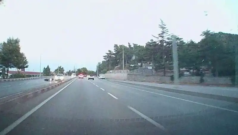 Otomobil ve Motosiklet Çarpıştı: Kaza Sonrası Sokakta Panik Anları