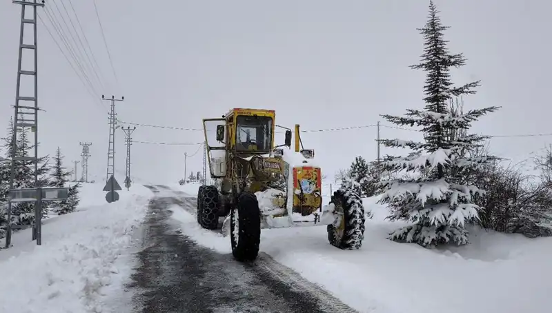 Kayseri’de Kışın Getirdiği Zorluklar: Kardan Kapanan Yollar Yeniden Açılamaya Başladı