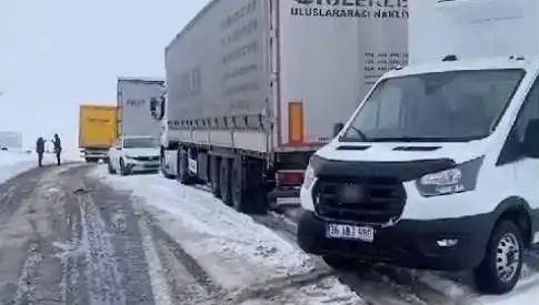 Kars-Ardahan Karayolunda Kar Yağışı: TIR'lar Yolda Kaldı, Güvenlik Tehlikede!