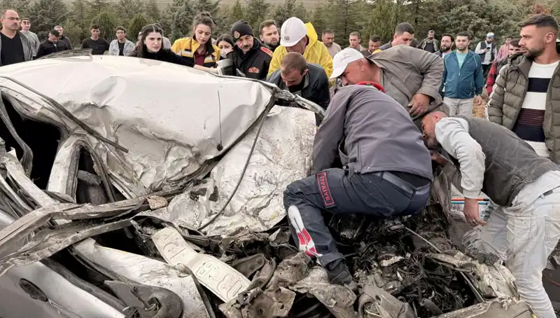 TIR ile Çarpışan Küçük Araç, Kağıt Gibi Ezildi: Kazanın Ayrıntıları Ortaya Çıktı
