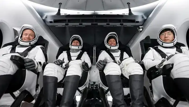SpaceX'in Tarihi Görevi: Uzay Yolcuları Başarıyla Dünya'ya Dönüş Yaptı
