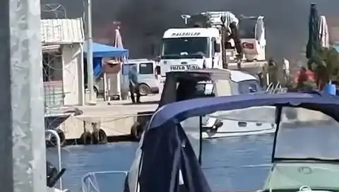 Tuzla'daki Balıkçı Barınağında Patlak Veren Lastik Yangını Köylüleri Tedirgin Etti