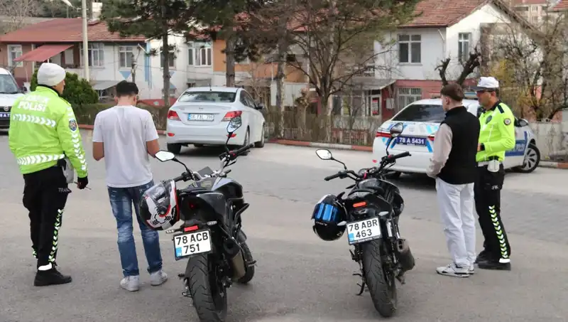 Trafikte Akrobatik Hareketlere 11 Bin Lira Ceza: Yasal Süreç ve Cezaların Zaruri Nedenleri