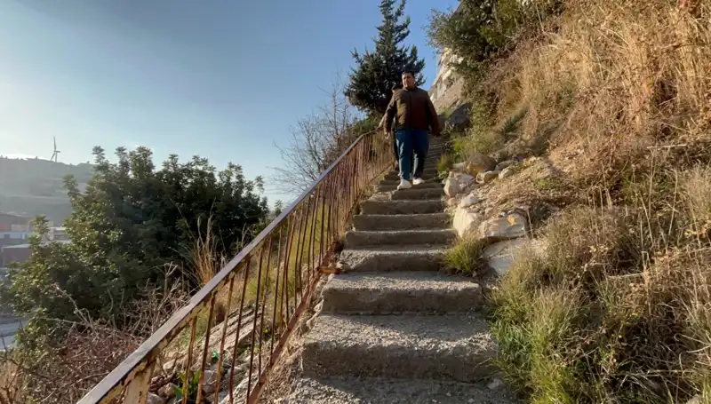 Uçurumun Kenarındaki Hayat: Merdivenle Ulaşımı Zorlayan Köy