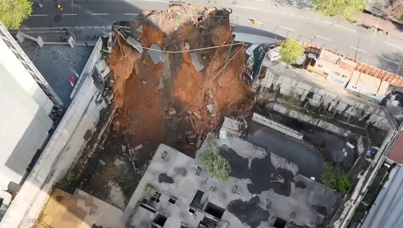Sarıyer'de Aniden Oluşan Yol Çöküntüsü Trafiği Felç Etti