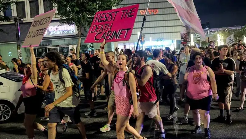 Tel Aviv'de On Binler Netanyahu'ya Karşı Sokağa Döküldü: Protestoların Nedeni Nedir?